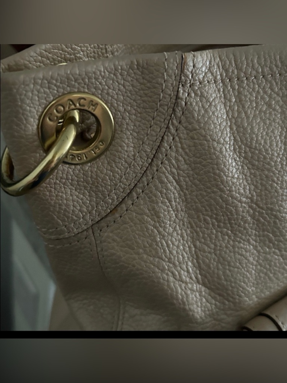 👑Coach Cream ✨Shoulder Bag with Gold Accents✨ - Picture 5 of 13